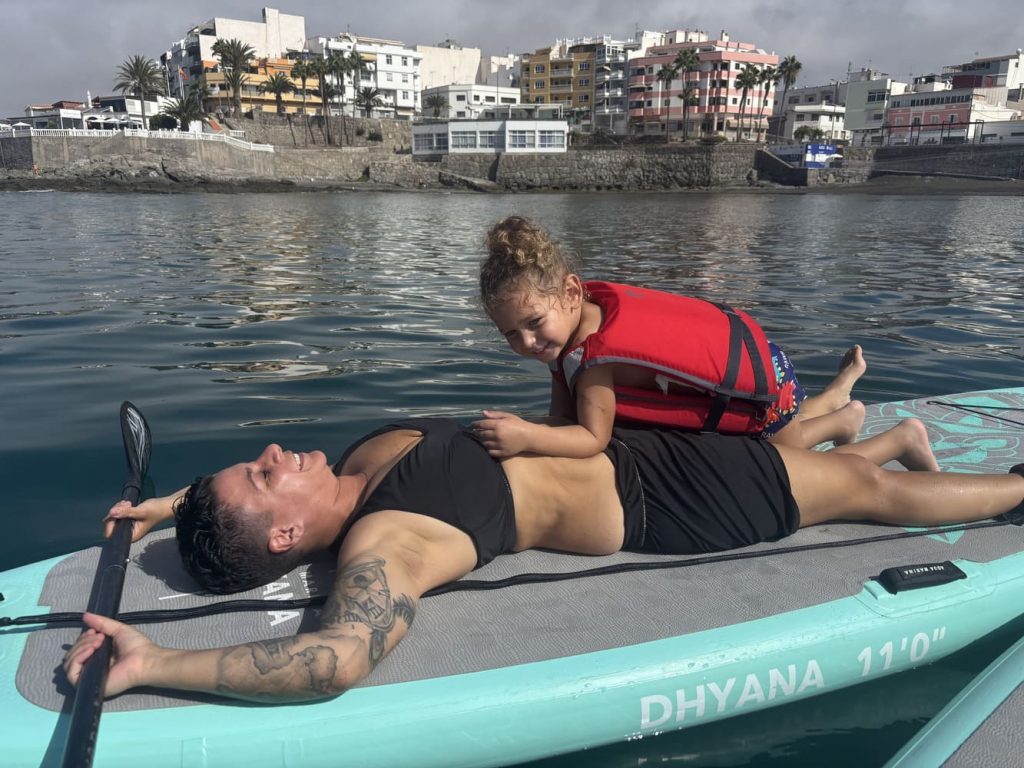 sup-inclusivo-tablas-playa-niño-con-padre